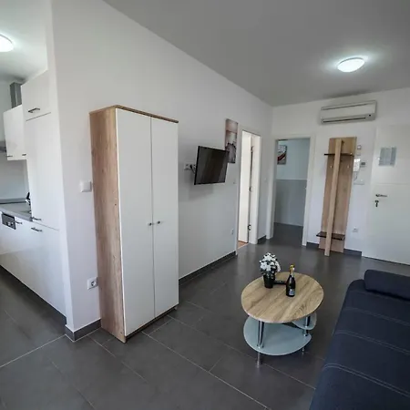 アパート Adriana