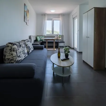 アパート Adriana プーラ