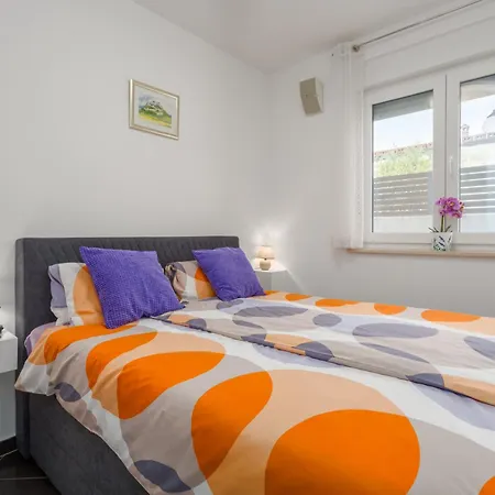 アパート Adriana