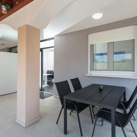 アパート Adriana プーラ