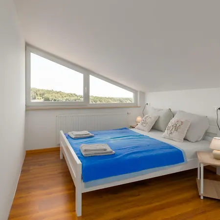 Adriana アパート