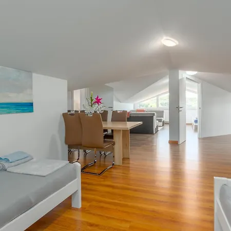 Adriana アパート